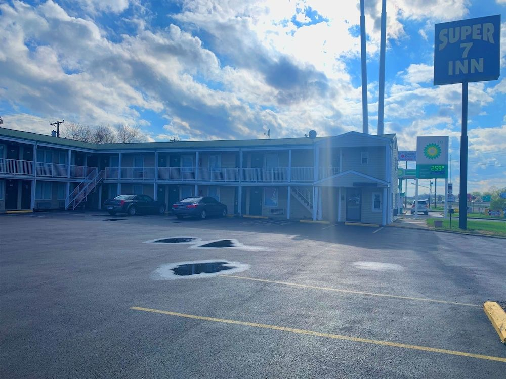 Super 7 Inn