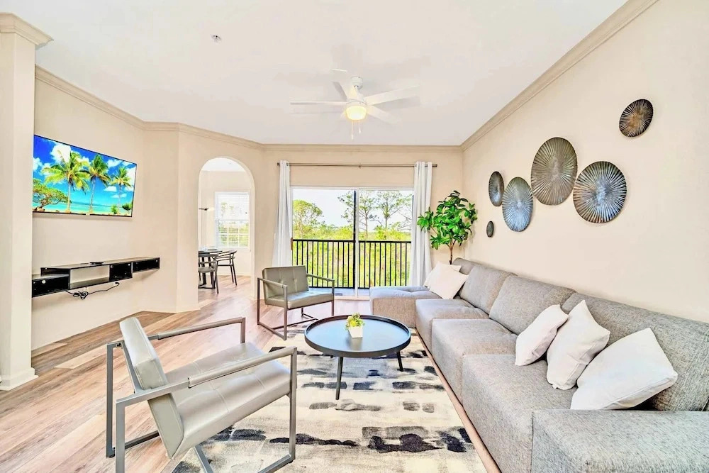 Upstay Condo w Pool & Sauna Sleeps 8