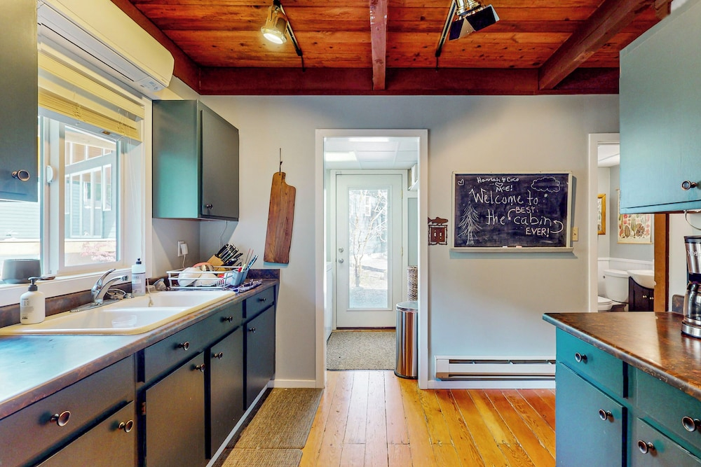Dog-friendly 3 BR Cabin W & Decks & Bunk Room