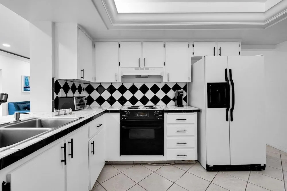 Hollywood Hills 3BD Home w Backyard