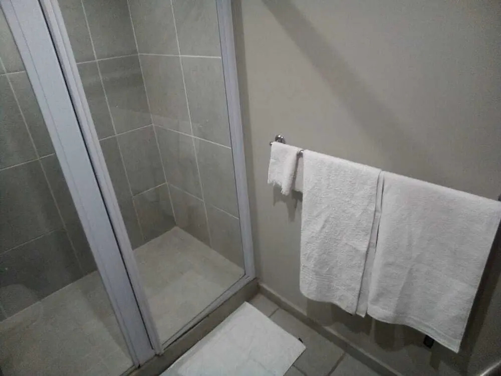 Lovely Rosebank 1-bedroom condo with pool & cinema
