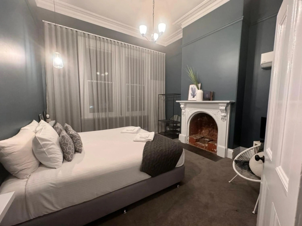 Entire Townhouse in Heart of Echuca's Port CBD - 15 guest capacity
