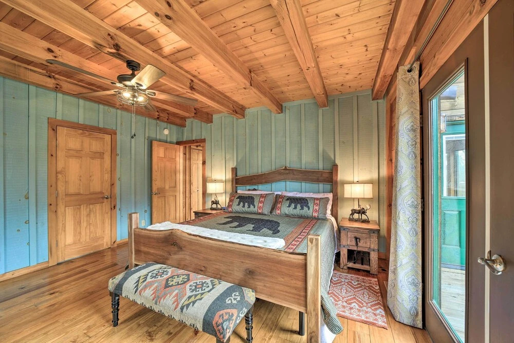 Decks & Mountain Views: Waynesville Getaway!