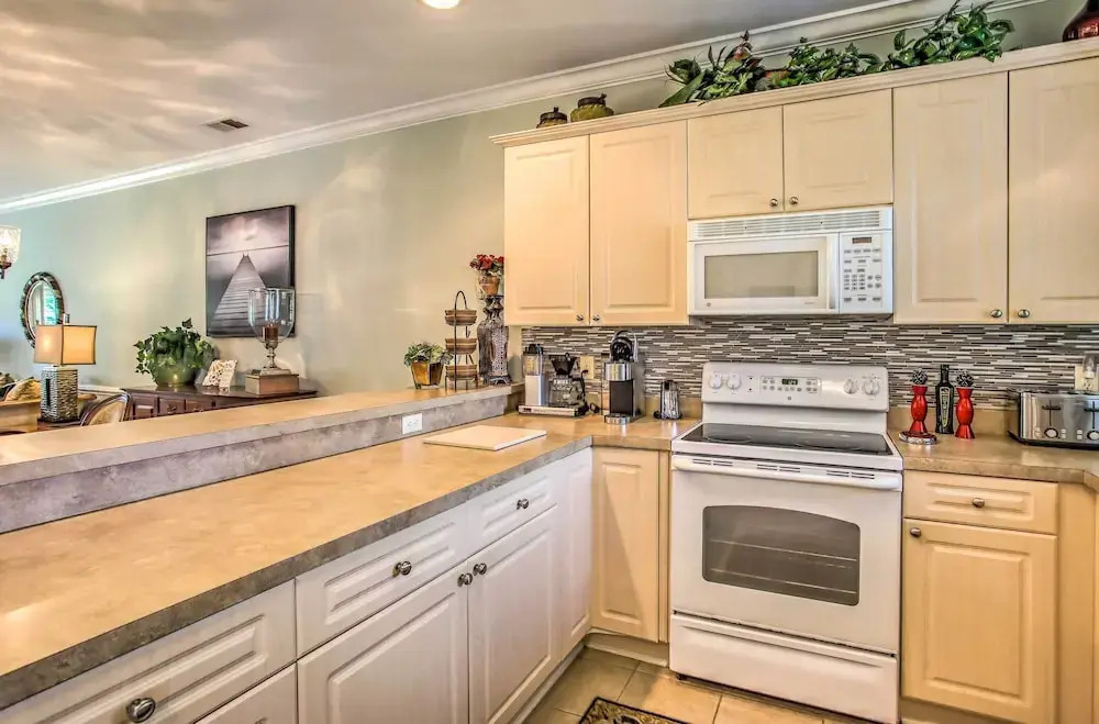 'No Rush Fore' Condo Near Beaches & Golfing!