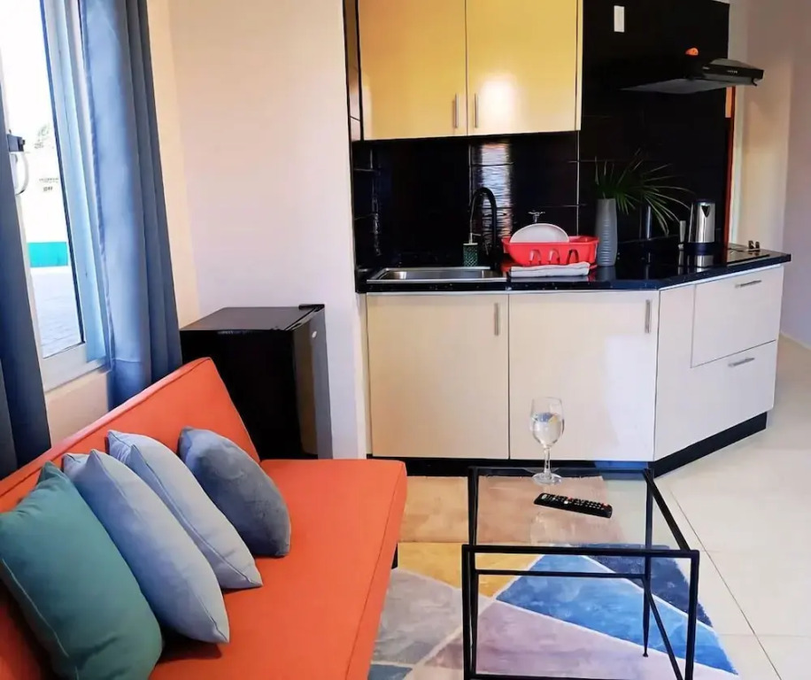 DOLFIJN STUDIOS Stylish 2BR Apartment Fast WiFi AC Near Center