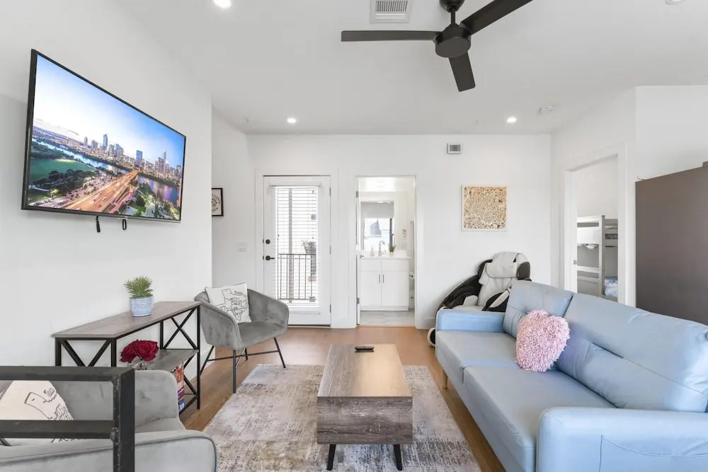 East Downtown 3BR Condo Free Parking Sleeps 7