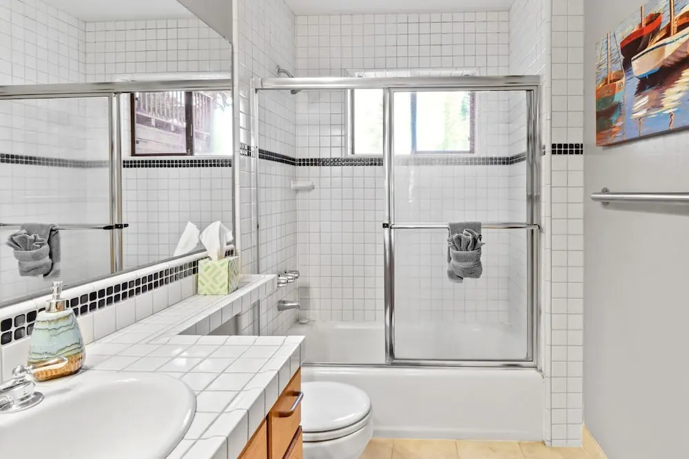 Lakeview Pine Haven: Hot Tub, Near Skiing & Beach 5 Bedroom Home