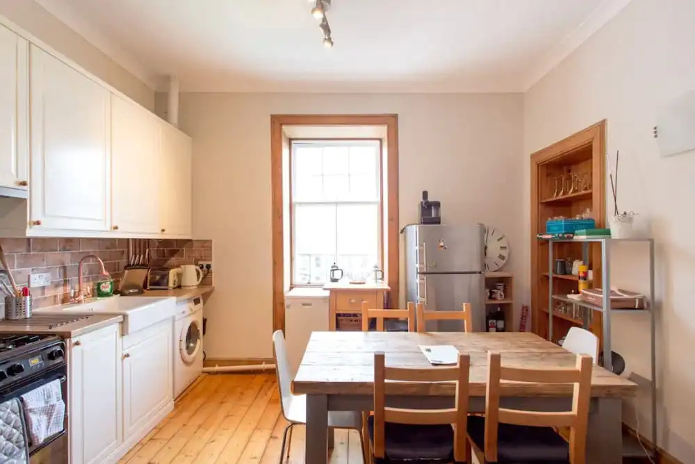 Spacious Traditional 3 Bedroom Flat in New Town