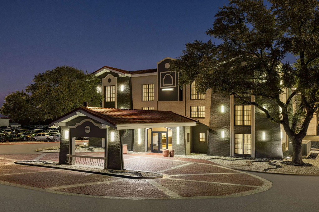 La Quinta Inn by Wyndham San Antonio I-35 N at Toepperwein