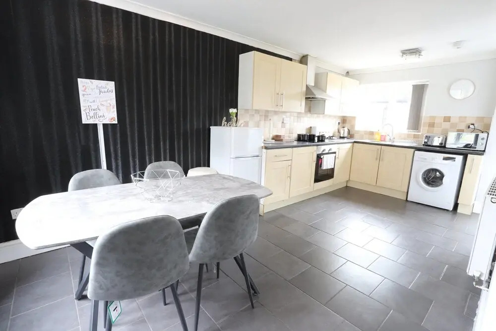 EasyTravel NEC Airport 3 Beds House
