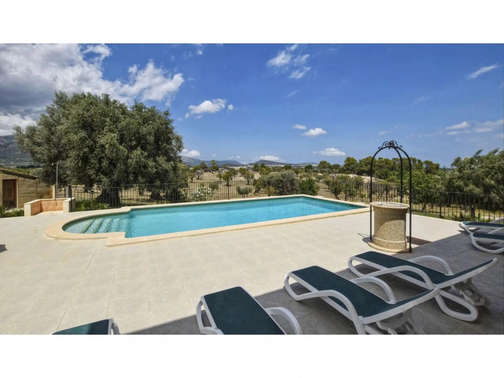 Stunning country house with pool and panoramic views for 10 people