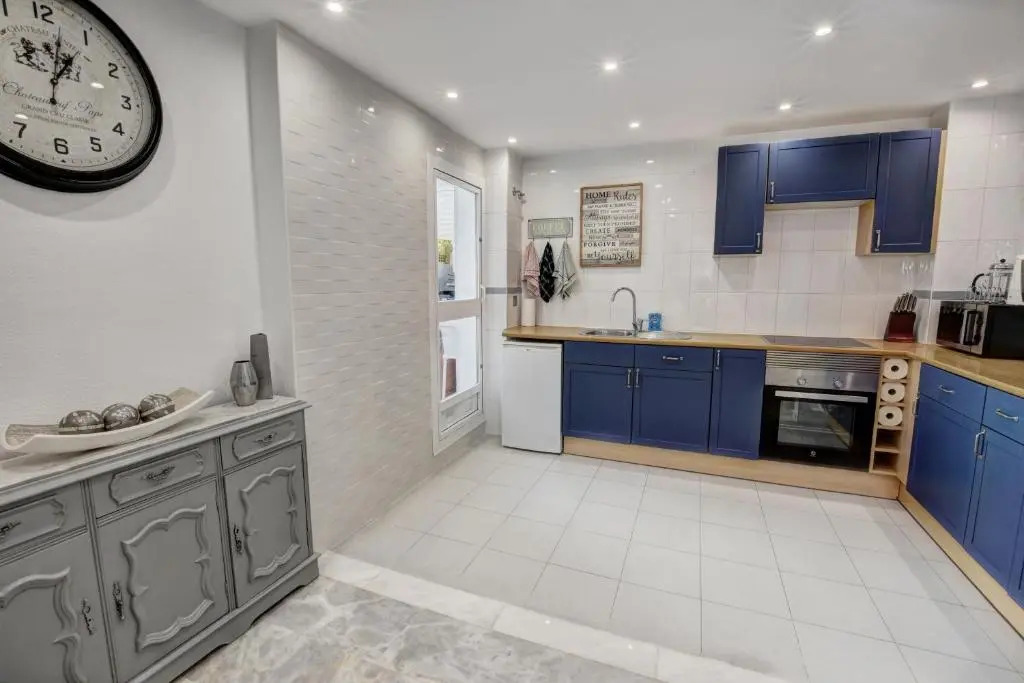 TIMON II, Luxury 3 bedroom Beachside Apartment