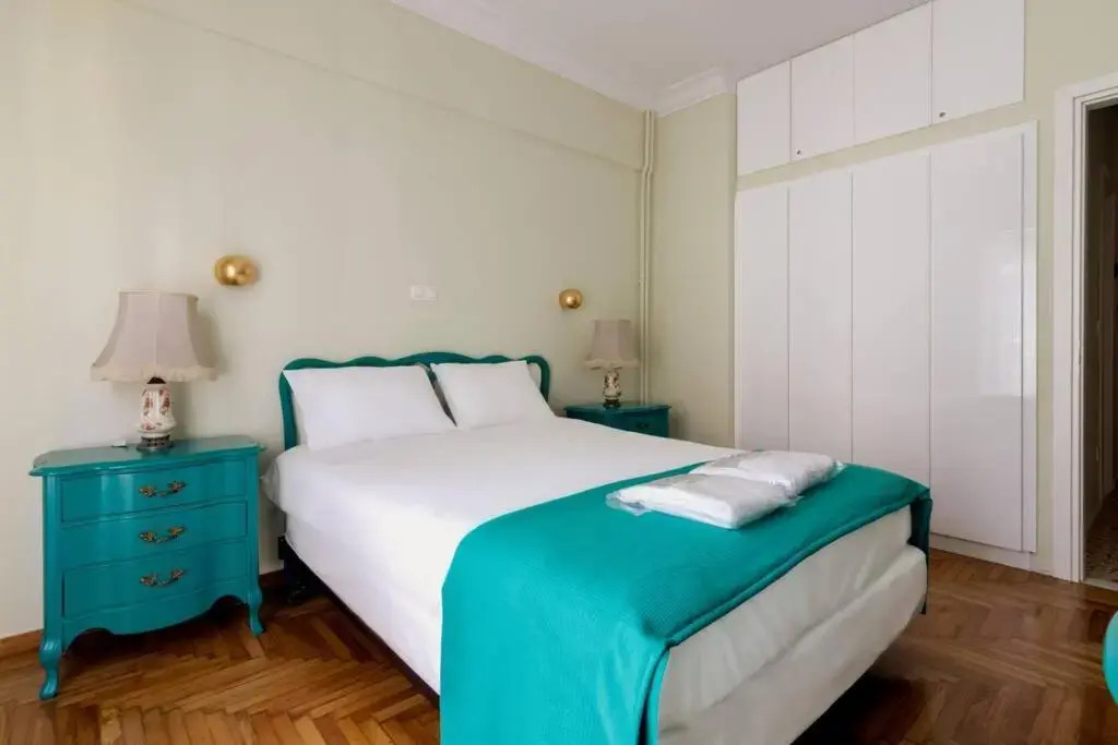 Iphigenia 2 bedroom retro downtown apartment