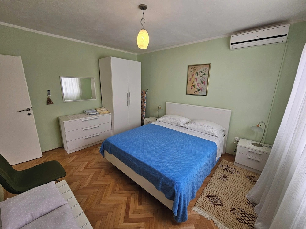 Oleander, Three-bedroom Apt in Trogir