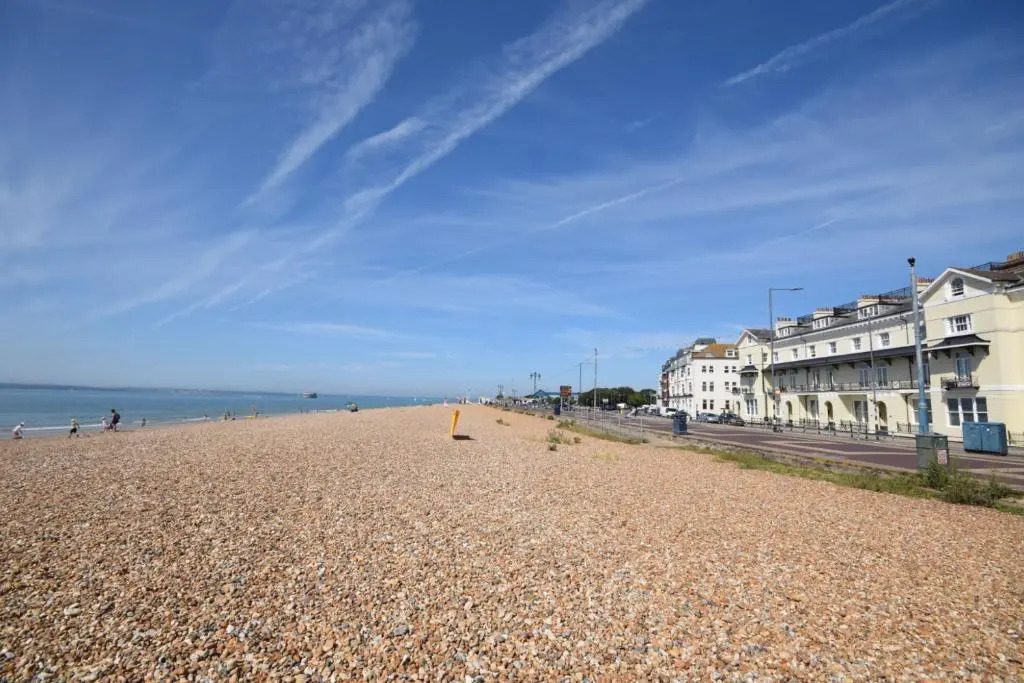 Spacious 3 bedroom Beachfront property with amazing sea views!