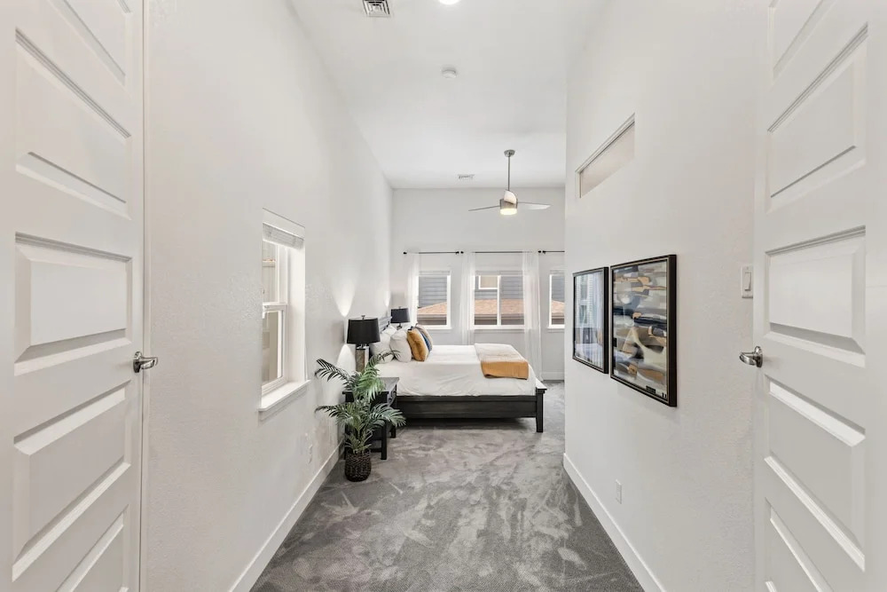 Steps From River & Old Town - Hot Tub & King Bd