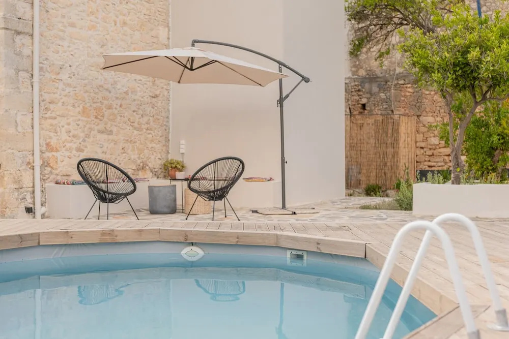 Antama Living, Luxe Stonehouse with Pool & BBQ