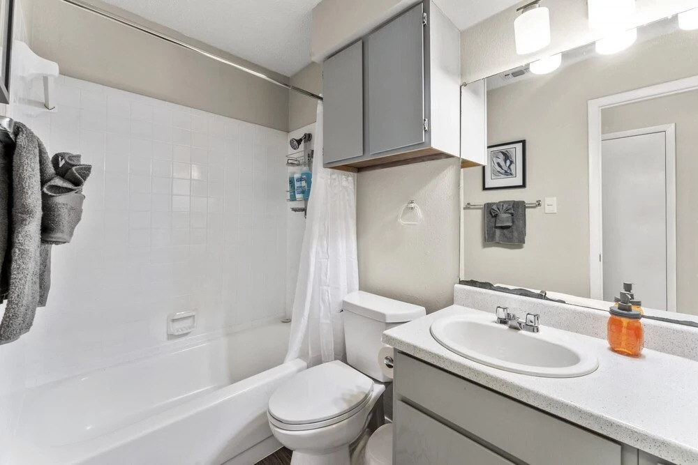 Roomy Sola 1BR King Suite Close to DT w Pool
