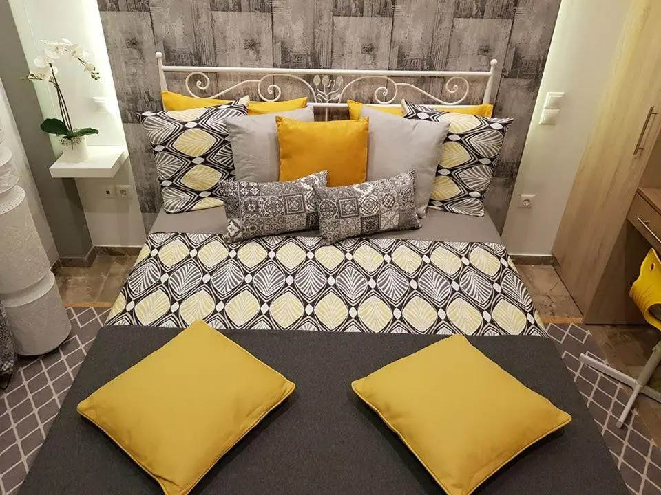 'Golden Aurora' Apartment With Elegant Style