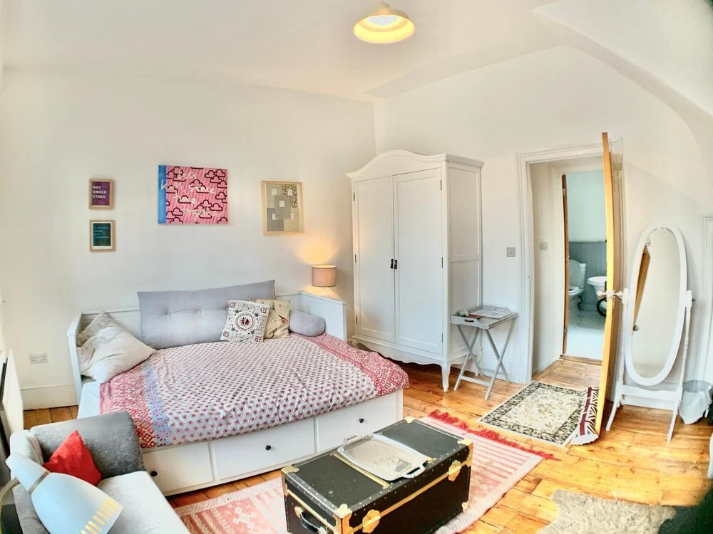 NEW Charming 1BD House With Patio in London