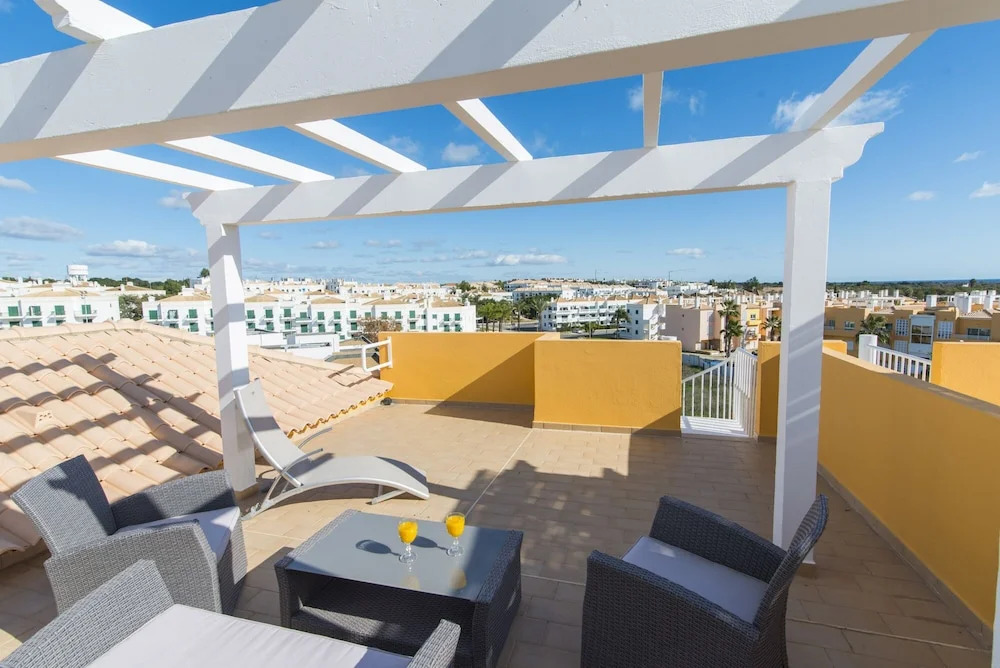 Pool, Wifi, big terrace, Bbq, air con 1200m from the Marginal of Cabanas