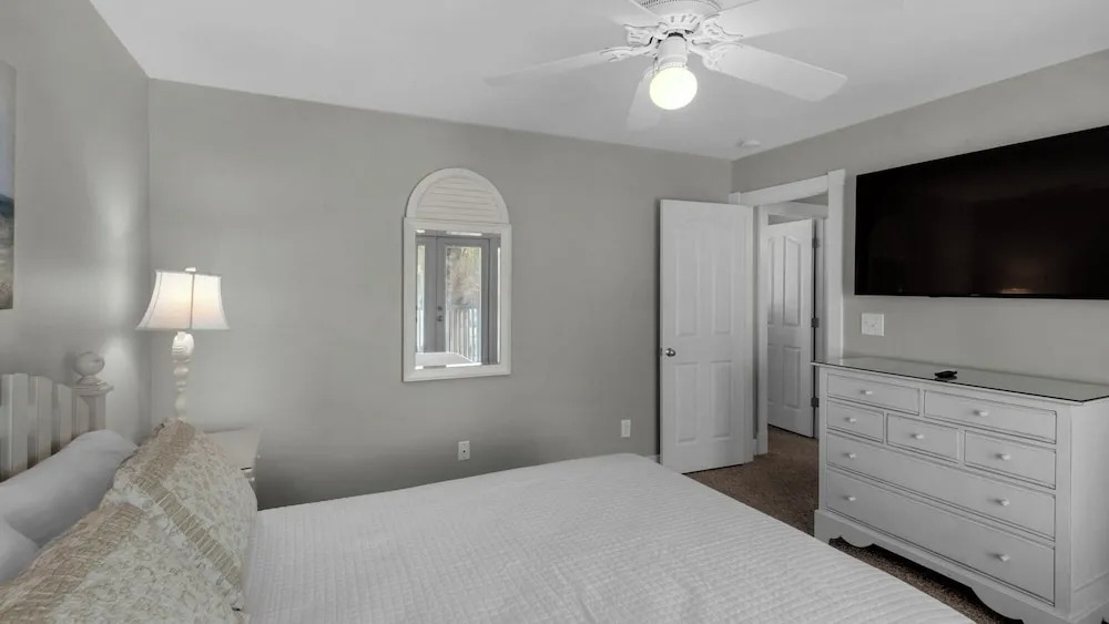 2 Minutes to Beach & Next to Pool - Free Beach Setup, Sleeps 12