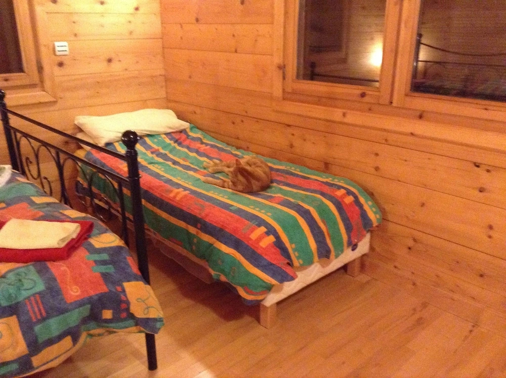 Brilliantly located spacious 4-Bedroom Chalet