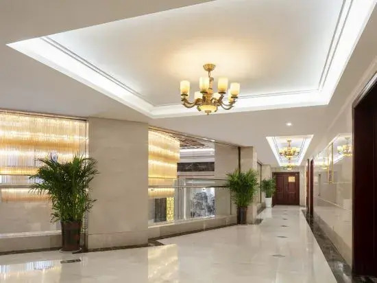 Luoshan Junfu Hotel