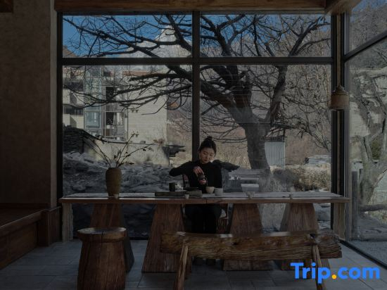 Siguniang Mountain Yangwangxingkong Snow Mountain Hotel[The best spot to view snow-capped mountains]