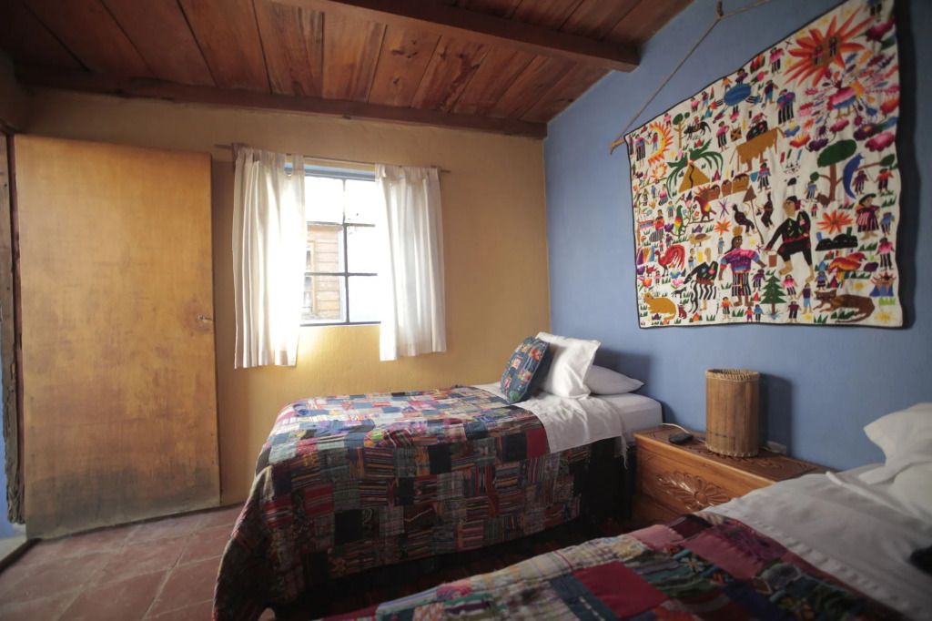 Yellow House Hostel B&B