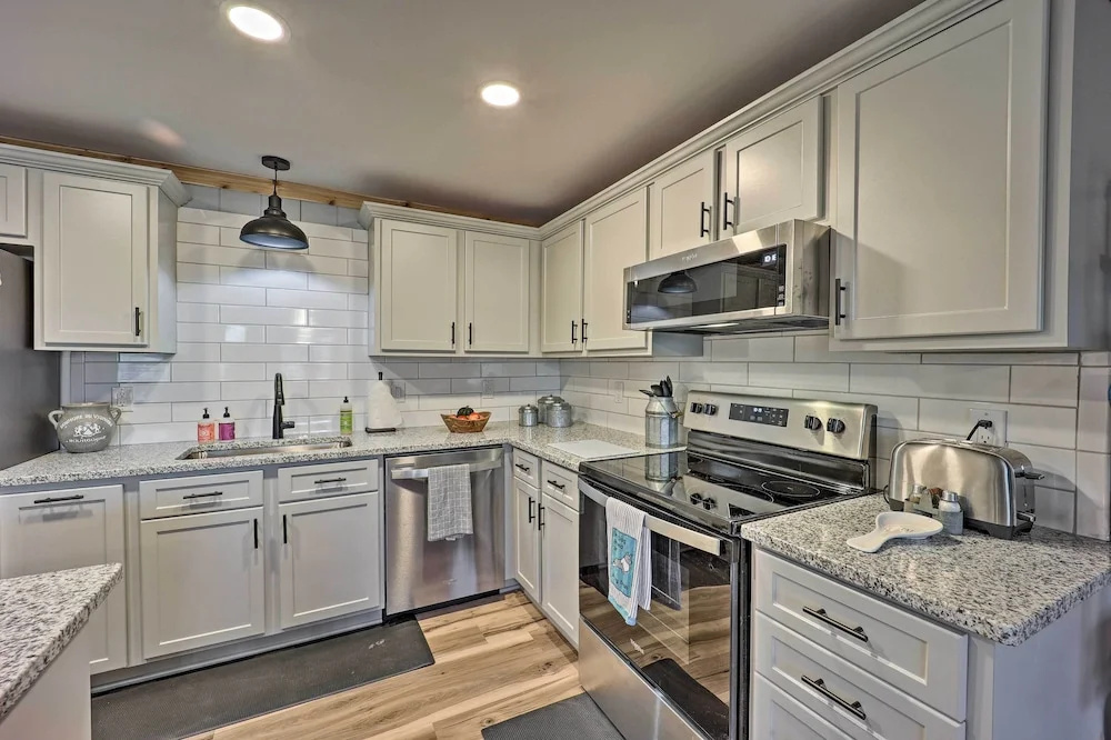 1 Mi to Skiing: Beech Mountain Condo w/ Fireplace!