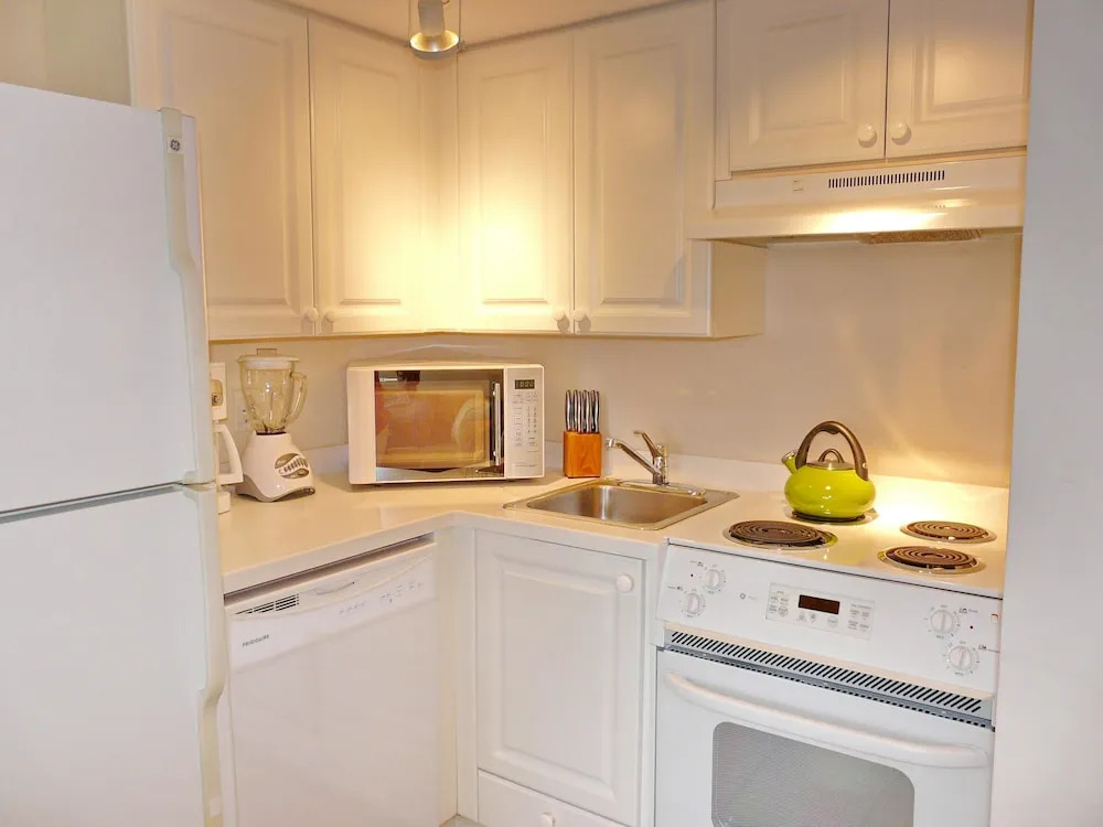 Breezy Condo With Deluxe Pool and Private Beach Access