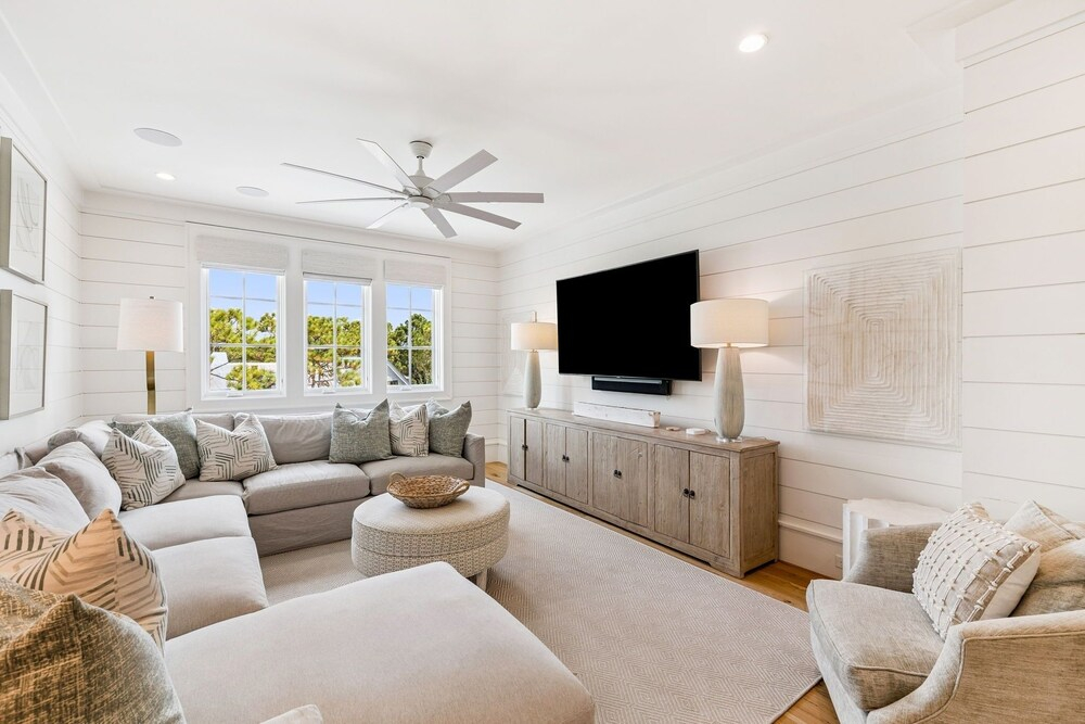 'rees On Wiregrass' Private Pool, Golf Cart, Carriage House Lake District, Watercolor, Fl 5 Bedroom Home by RedAwning