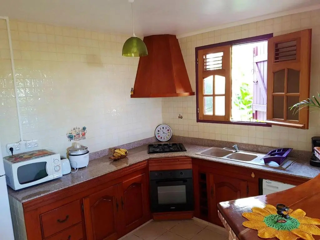 Maison de 2 chambres avec vue sur la mer jardin clos et wifi a Capesterre Belle Eau a 3 km de la plage