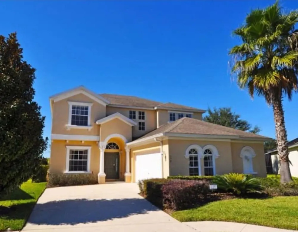 A Wonderful 4 Bedroom Villa With a Private Pool at Calabay Tower Lakes