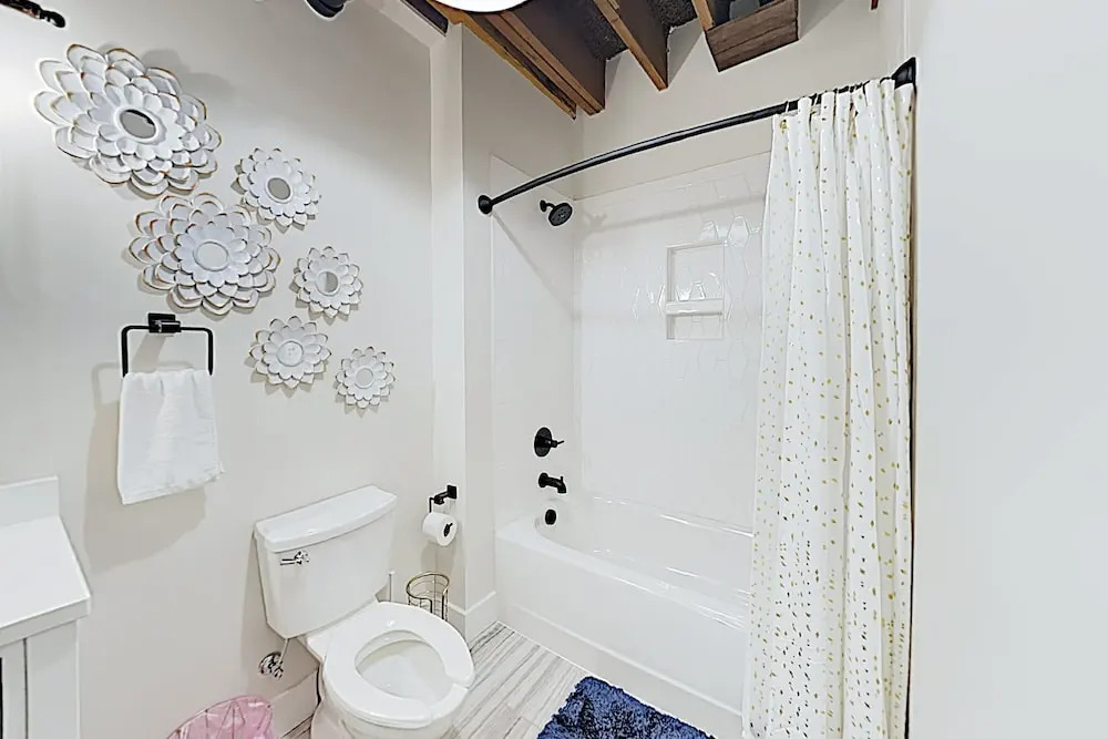 New Listing! Stylish W/ Pool At The 1865 1 Bedroom Condo