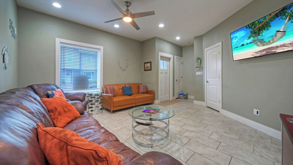 Sleeps 19 2 Homes w/ Pool, Foosball+shuffleboard Mins to the Beach + Shops