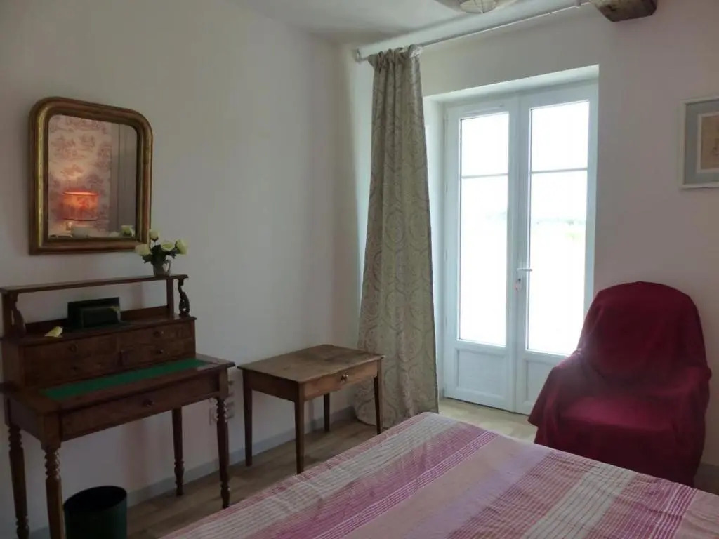 Maison bourbonnaise rénovée avec terrasse, Wifi et parking - FR-1-489-107