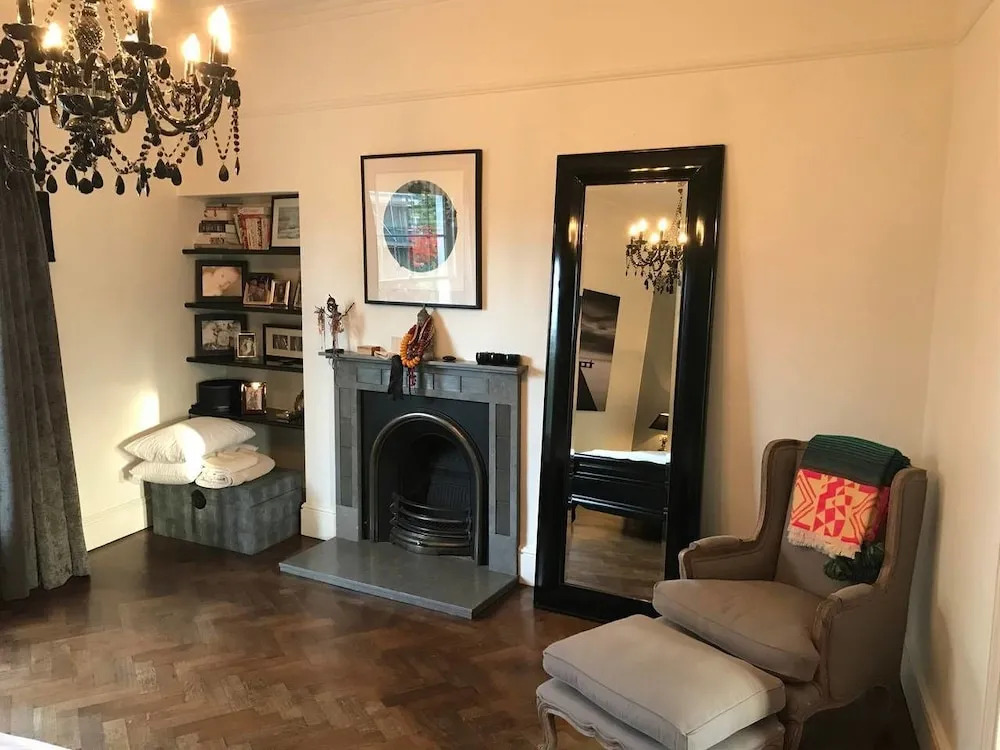 Luxurious Family Home in a Central Green Oasis