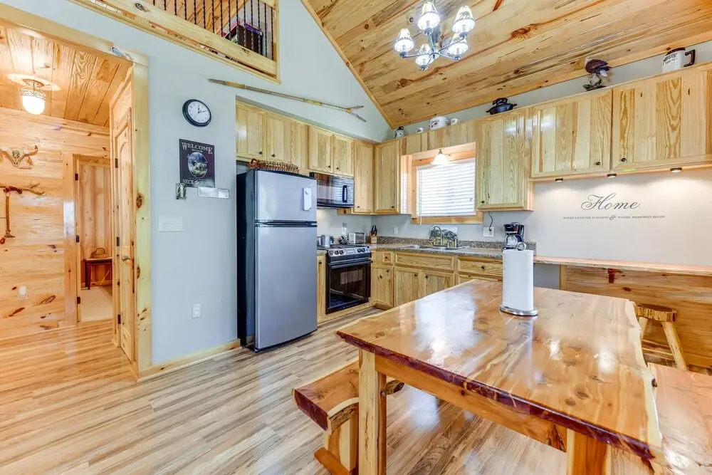 Hillside Cabin + Grill - Near Smoky Mountains