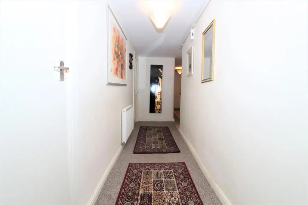 Central Modern Apartment with Free Parking And Private Garden