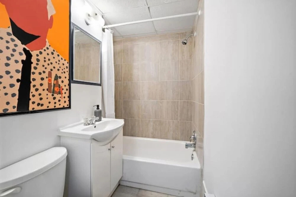 Newly Renovated Studio 2 Queen Size Beds 5 min Walk to Mcgill