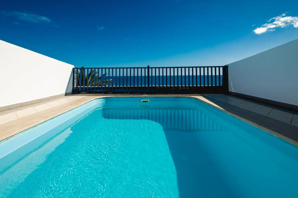 FRONTLINE VILLA 25, well-designed with a heated pool