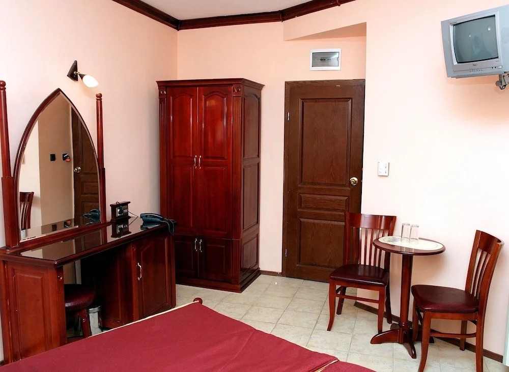 Hotel Mants II