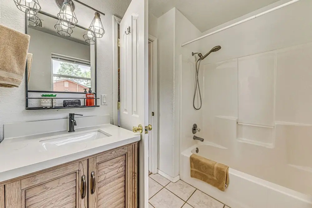 Charming Ruidoso House w/ Deck & Mountain Views!