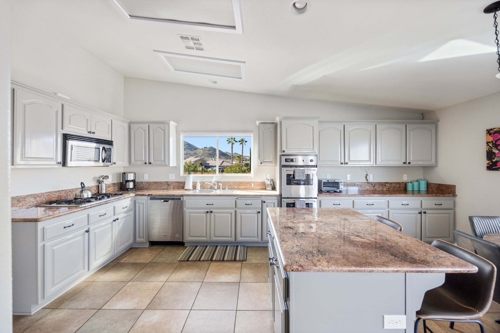 Casa Selecta - Pool, Hot Tub & Desert Skies 4 Bedroom Home