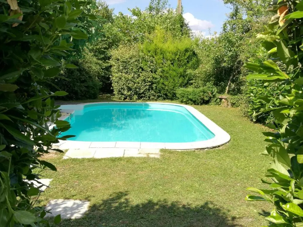 Gîte authentique à Brizay avec jardin privé et piscine - FR-1-381-238