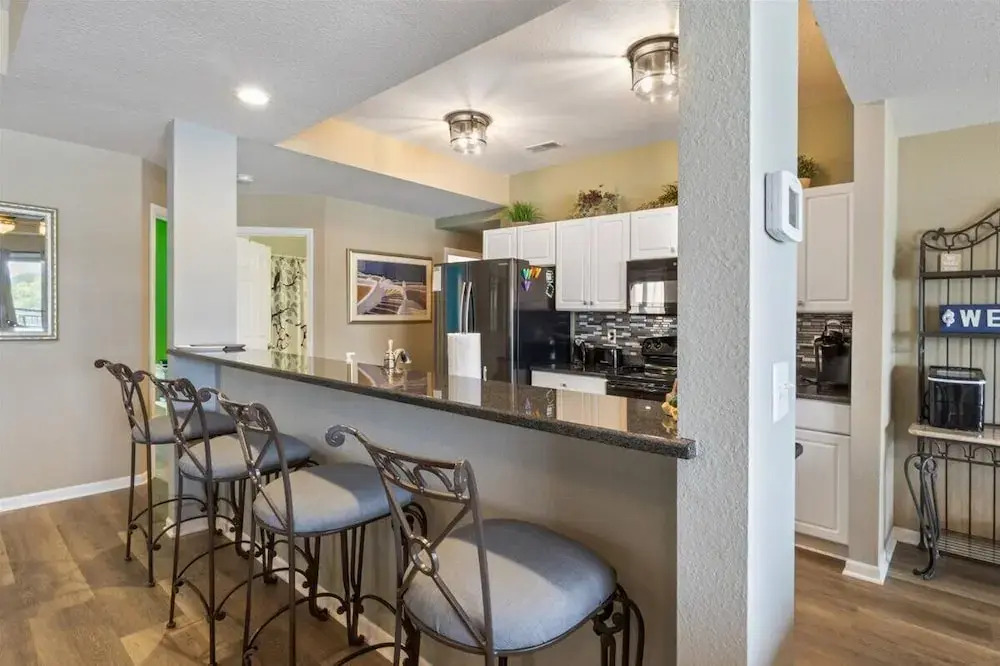 Lakefront 1st-floor Condo, Screened Patio, Pools & Courts