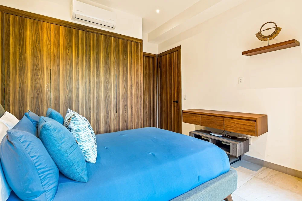 Peaceful Modern Condo With Rooftop Pool, Washer-dryer and Fitness Room