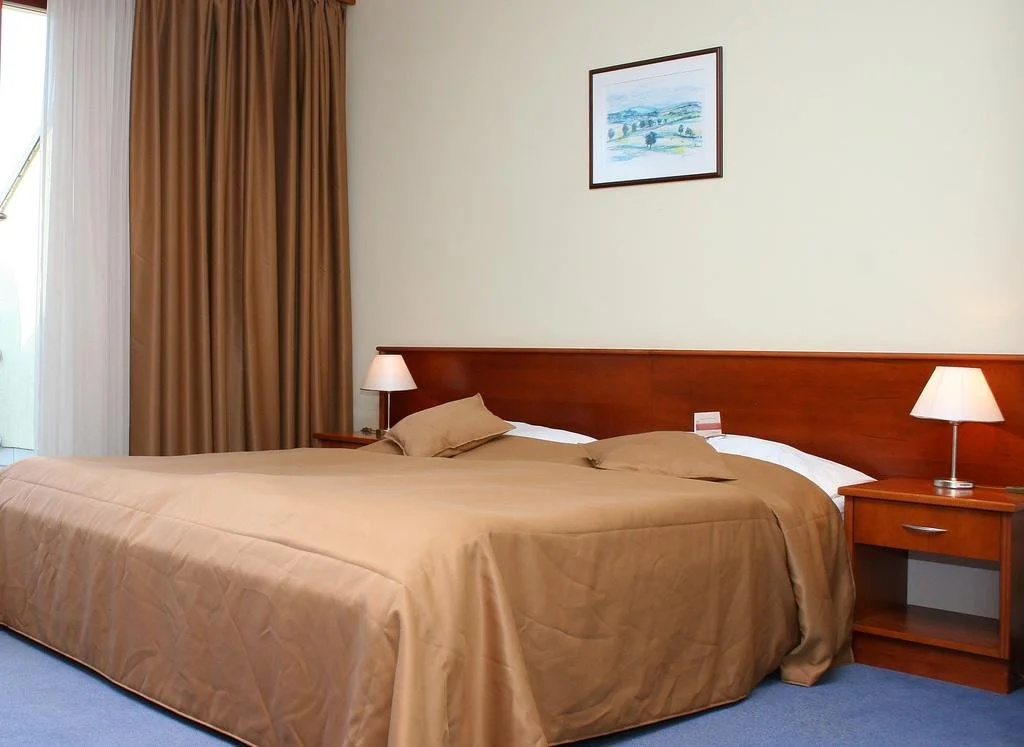 April hotel Panorama
